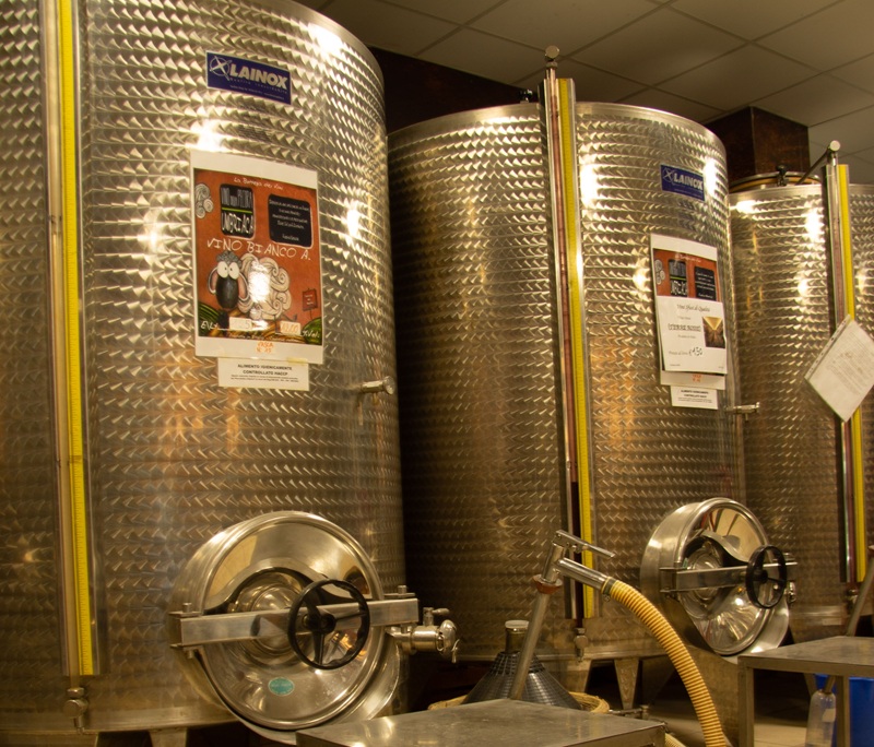 Silos in acciaio inox LAINOX, cartelli Vino Bianco e rubinetto con tubo giallo della Bottega dei Vini Narni